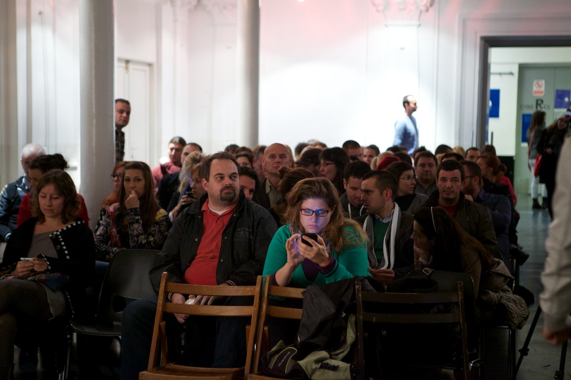 Publika čeka početak predavanja